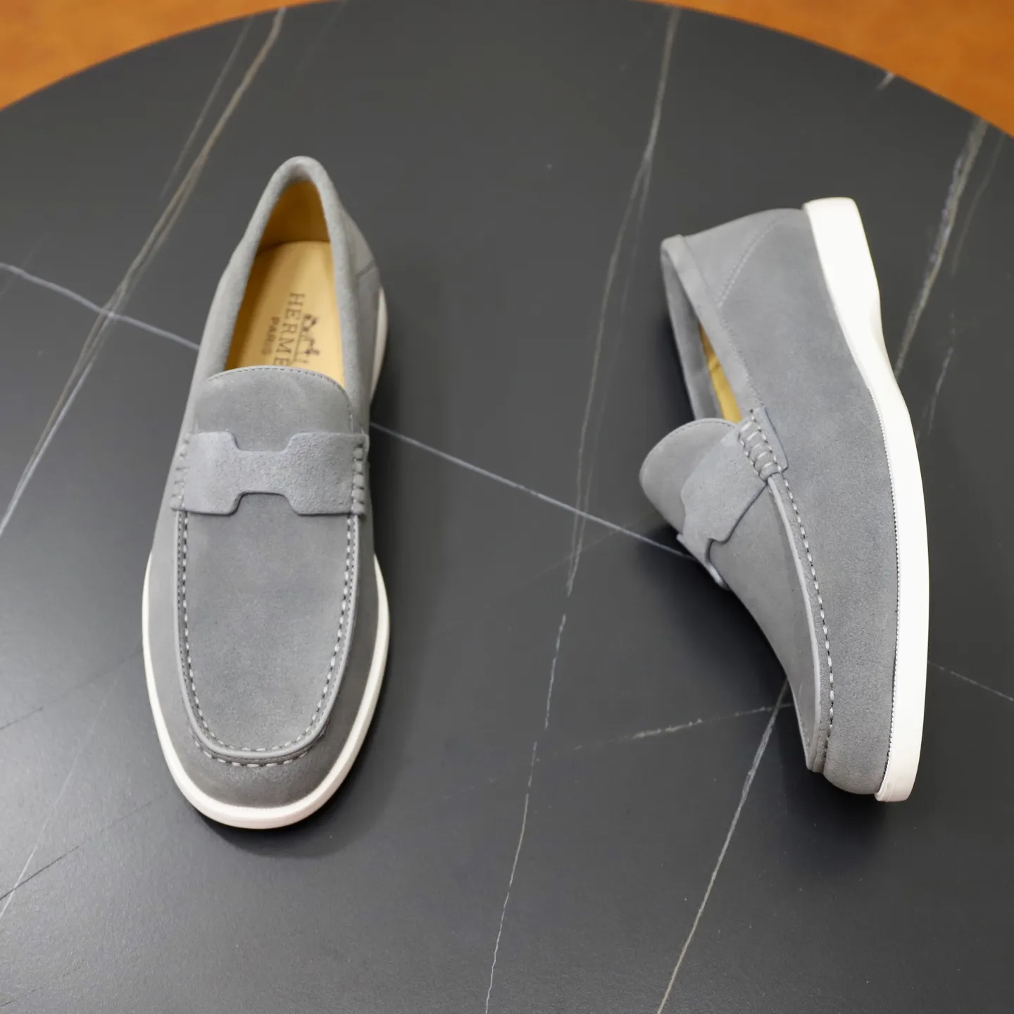 Ex-factory price: 540💰Hermès/Hermès slip-on men's shoes. This shoe is made of imported cow suede leather, with simple and smooth lines, and a 3CM rubber foam ultra-light sole combined with aerodynamic design! Youthful and fashionable, H button decoration, contrasting leather embellishment on the heel, calf lining to gently wrap your feet, with embossed logo cowhide feet, leather rock strips, casual and urban style, highlighting youthful vitality, sports and leisure version, super versatile Size number: 38-39-40-41-42-43-44 Standard leather shoe size (45 can be customized but does not support returns)